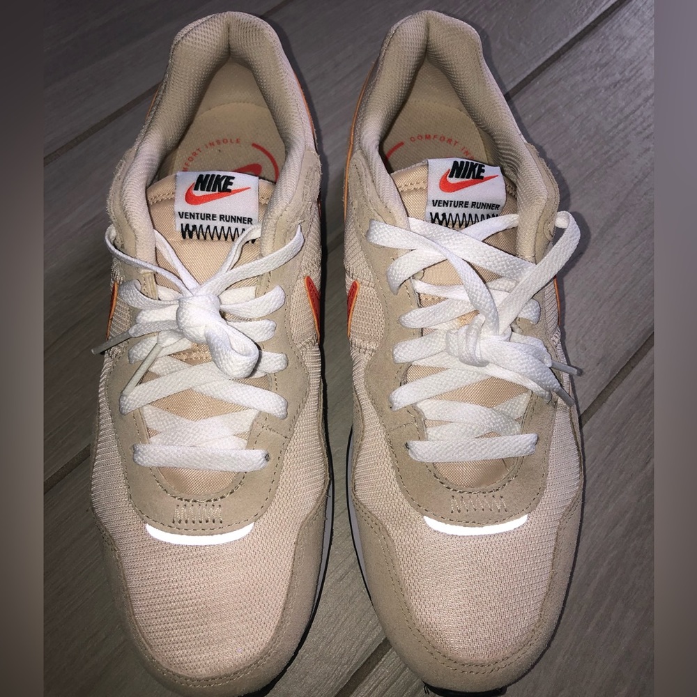 NWT NIKE VENTURE RUNNER- Size 8
